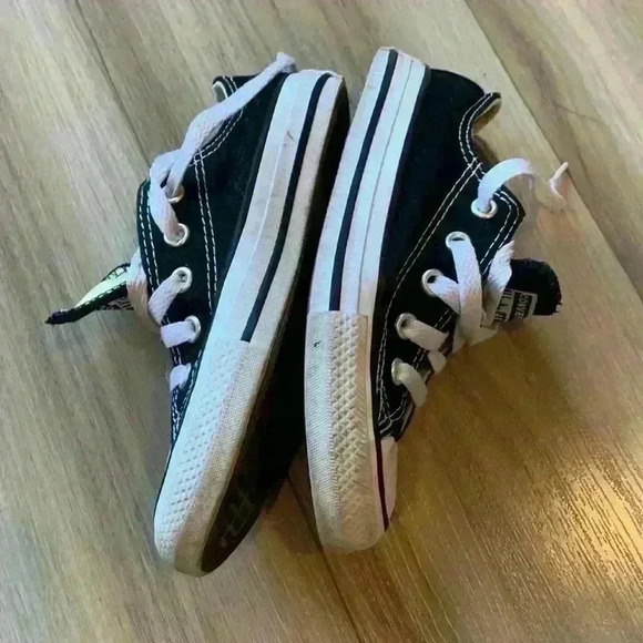 Kids  black converse size 11 US - Picture 7 of 7